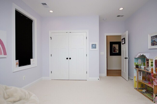 Building Photo - Beautiful, Custom-Built Pet-Friendly Lochlyn Hill Home