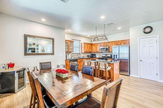 Building Photo - Beautiful Westside home FURNISHED with 4 b...