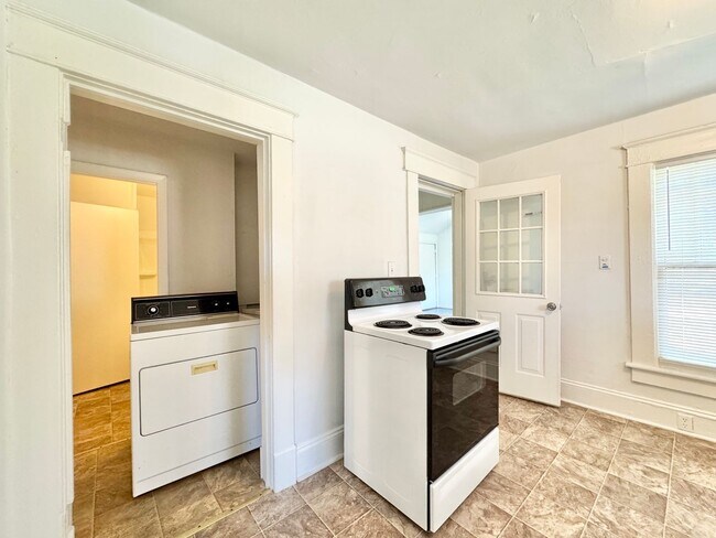 Building Photo - Adorable 3 Bedroom Close to UNCG!