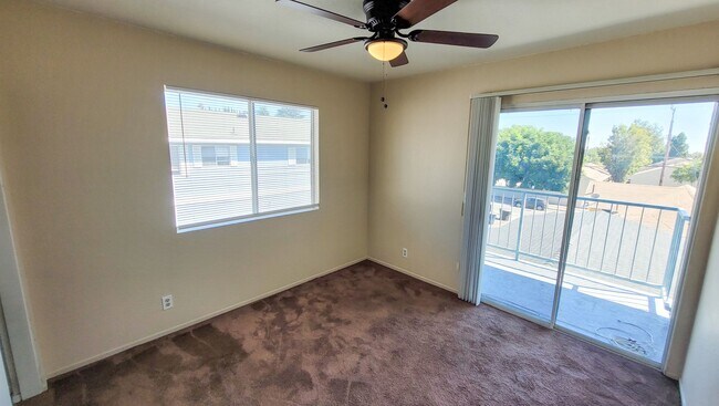 Building Photo - Upstairs 3 Bedroom 2 Bath Apartment with H...