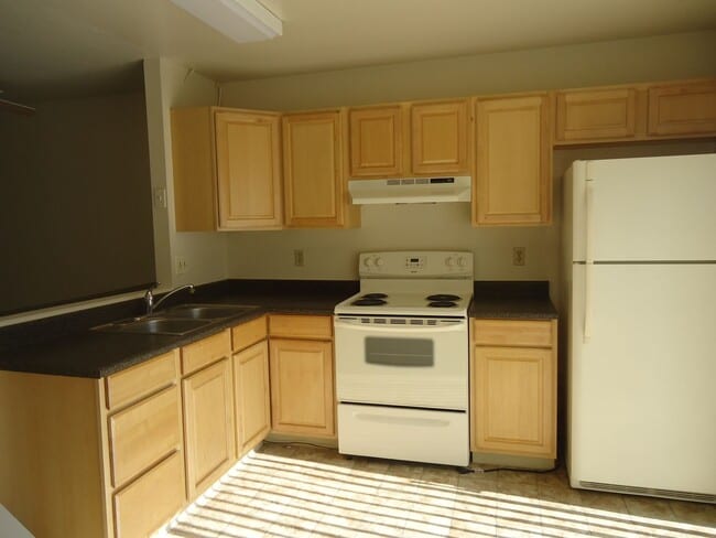 Building Photo - Updated 2BR/1BA 2 Story Townhome in Park Like setting in Santee