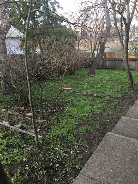 Building Photo - 567 Fairview St