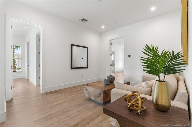 Building Photo - 55 SE Seminole St