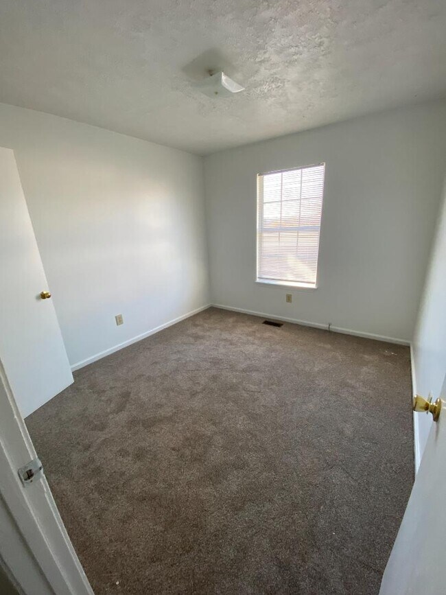 Building Photo - 98 Andrea Dr