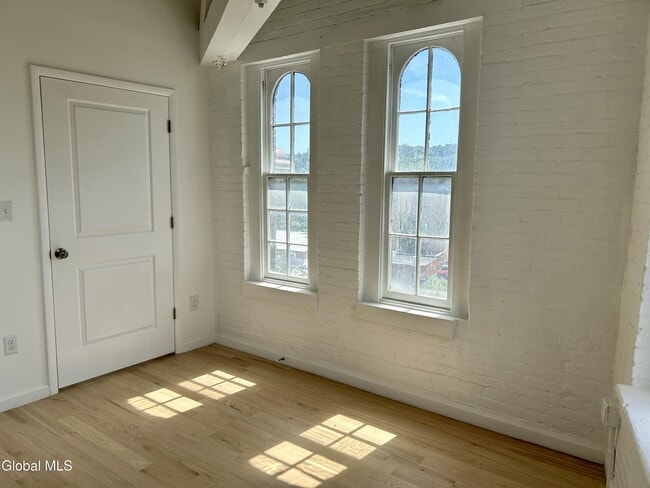 Building Photo - 155 River St
