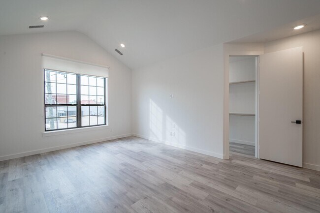 Building Photo - Gated Luxury Townhomes with yard + Roof Patio