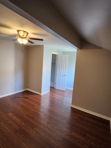 Master bedroom facing closet - 910 Morningside Ln
