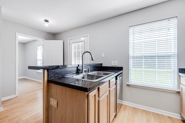 Building Photo - 3 Bedroom Springfield Home with Garage and Large Backyard