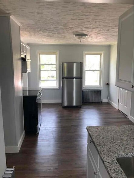 Building Photo - 93 Lake St