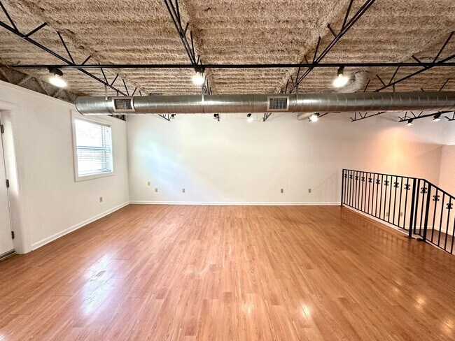 Building Photo - One Bed, One Bath Apartment in the Heart o...