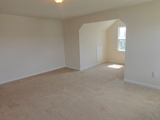 Building Photo - Large 4 bedroom home with recreational roo...