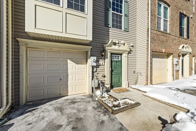 Building Photo - 712 White Walnut Ln