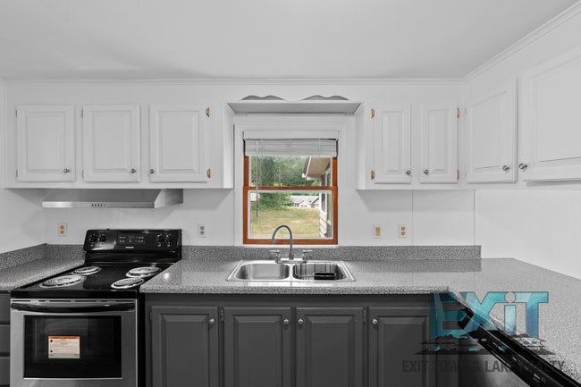 Building Photo - 2 Bedroom, 2 Bath Home located in Tanglewood Shores