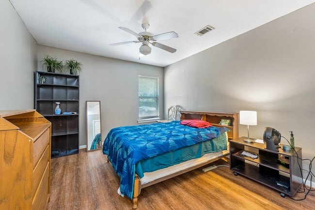 Building Photo - SUBLEASE AVAILABLE IMMEDIATELY THROUGH JULY 2026!  Charming 3 Bed, 2 Bath in Central Location!