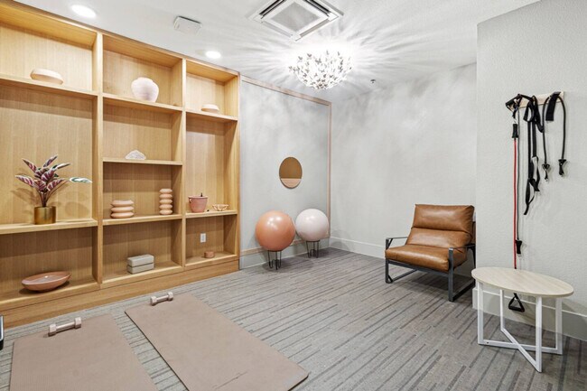 Building Photo - 601 W 9th St