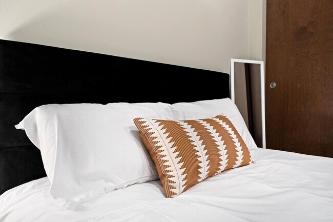 Building Photo - 1220 SW Washington St