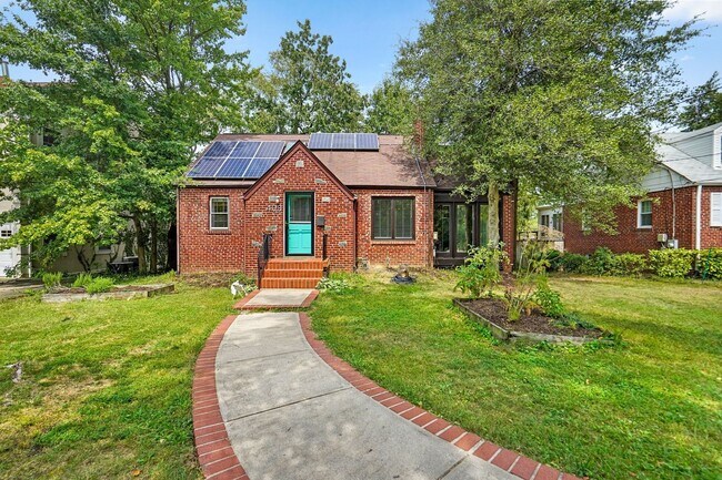 Primary Photo - 2 Bed 1 Bath - Takoma Park Cottage- Large ...