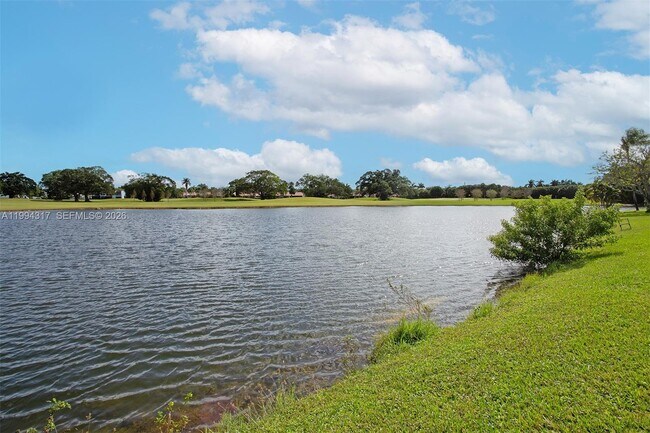 Building Photo - 524 Village Lake Dr