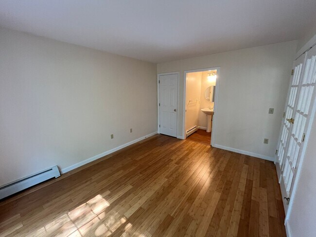 Building Photo - Spacious  South Burlington Townhouse for Rent - Available 7/1