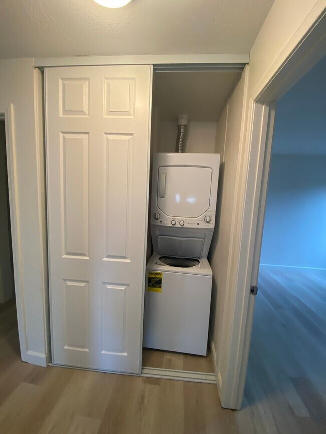 Building Photo - Beautiful Downstairs Two Bedroom Two bath ...