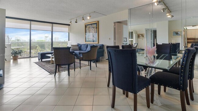 Building Photo - 3701 N Country Club Dr