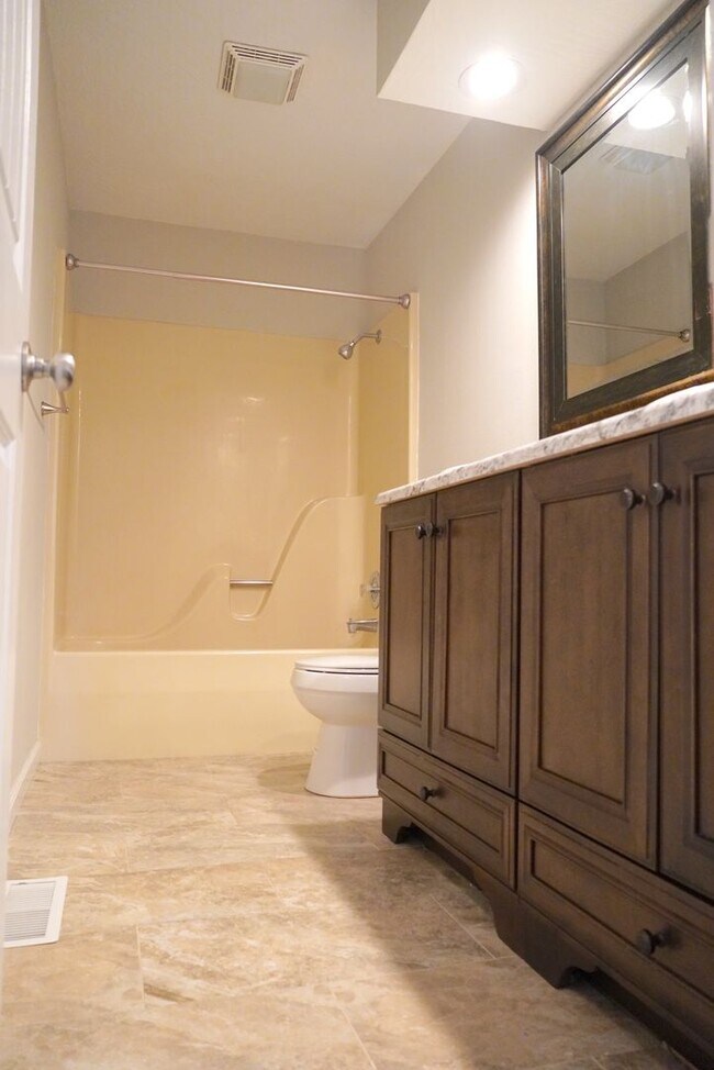 Building Photo - Adorable 3-Bed, 2-Bath Home with 2-Car Garage in Prime Location!