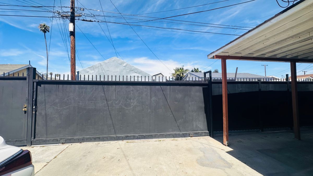 Building Photo - 1255 E 88th Pl