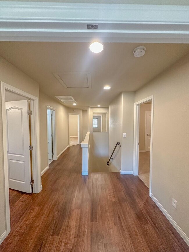 Building Photo - LUXURIOUS SPACIOUS HOME WITH MODERN UPGRAD...