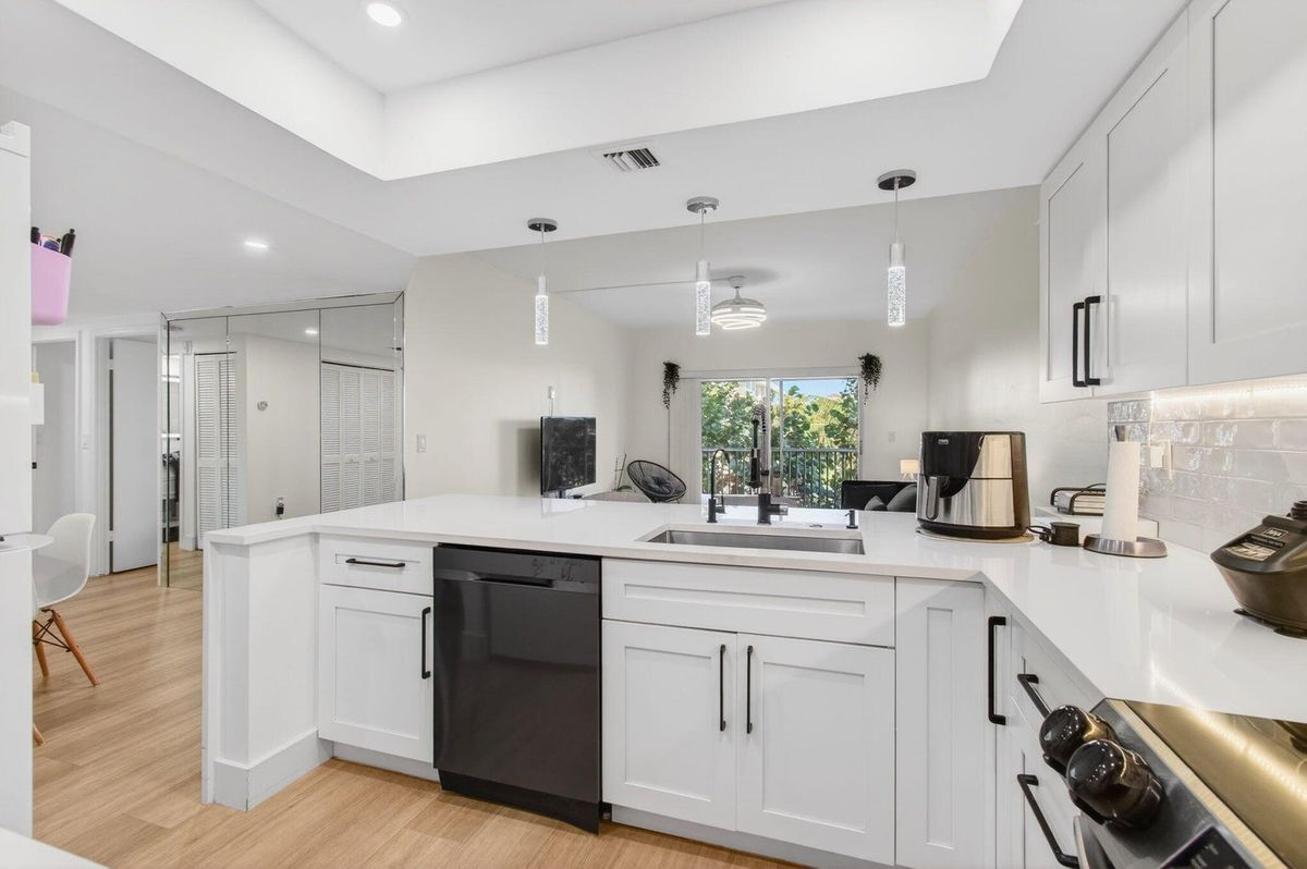 Building Photo - 50 SW 3rd Ave