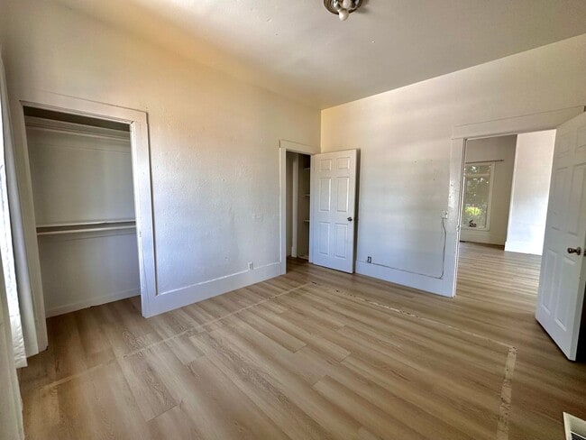 Building Photo - Spacious 3BR 2BA | 3-Level Home in Renton