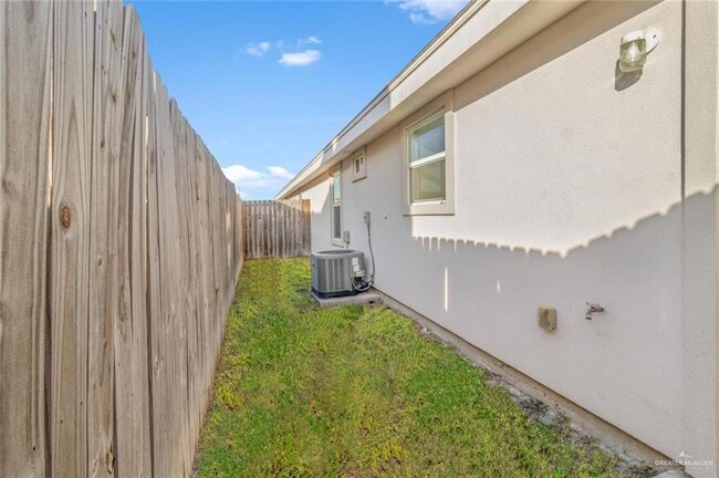 Building Photo - 11 Stardust Ln