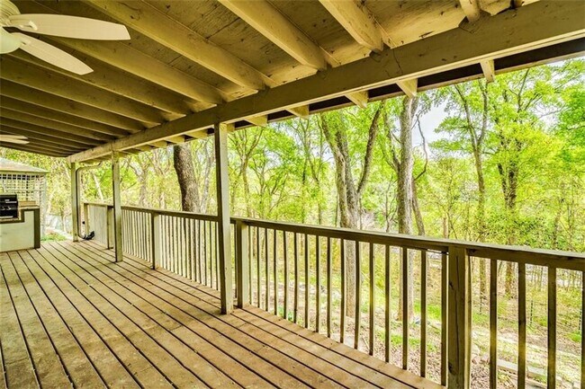 Building Photo - 3006 Lakeside Dr