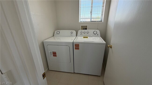 Building Photo - 2424 Predera Ave