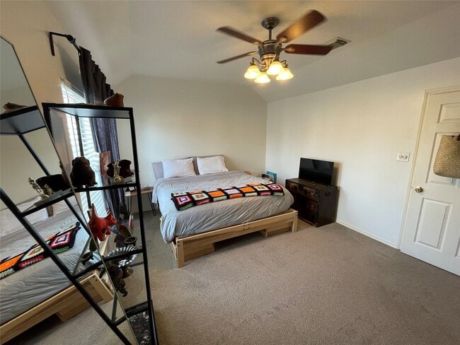 Building Photo - 718 Redwing Park Dr