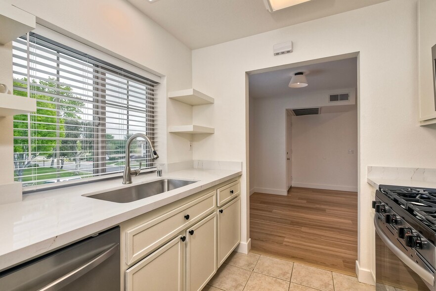 Building Photo - 10910 Summerdale Way