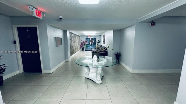 Building Photo - 9350 Fontainebleau Blvd