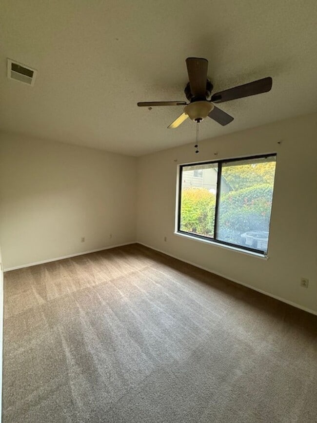 Building Photo - Rare 2 bedroom/1 bathroom Single Story Con...