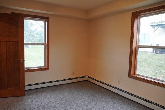 Building Photo - 1 Bedroom, 1 Bath Apartment- All utilities included