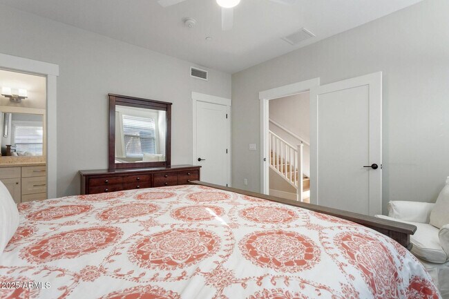 Building Photo - 1400 E Bethany Home Rd