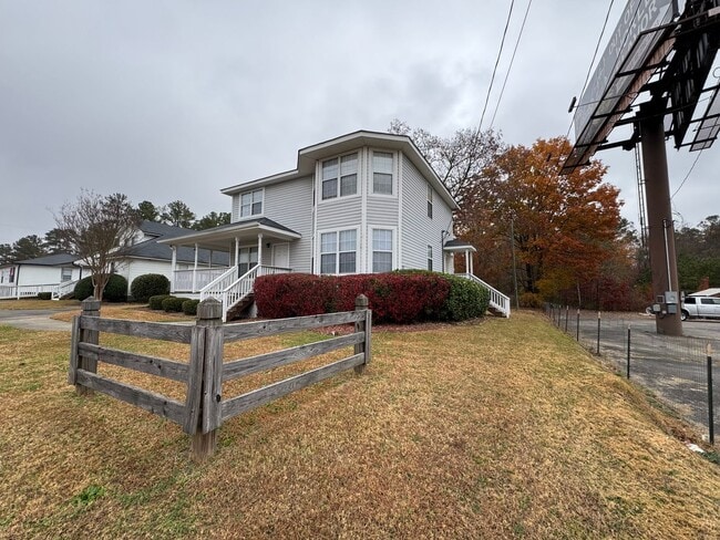 Building Photo - Large 3/2.5 House on Martha Berry Hwy- $1,395