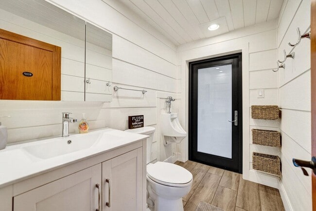 Building Photo - 5612 Harding St