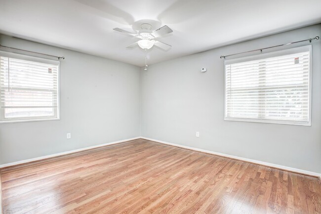 Building Photo - Charming Chevy Chase Condo! Parking and Ut...