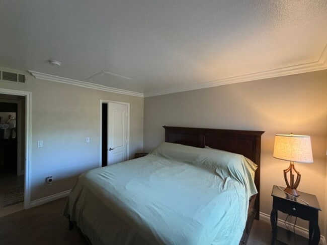Building Photo - A Fantastic and Super Clean 1 Bedroom, 1 Bathroom upstairs unit.