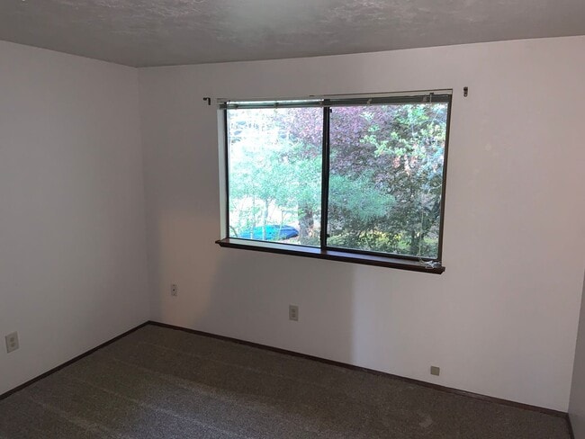 Building Photo - 2955 NW Glenridge Dr