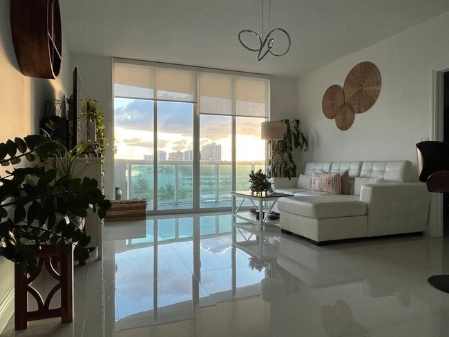 Building Photo - 7910 Harbor Island Dr