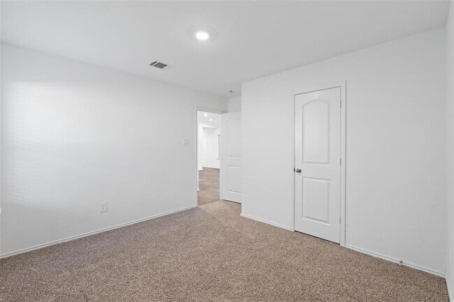 Building Photo - 14428 Sugar Pines Dr