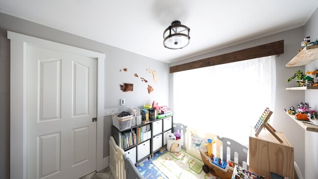 Building Photo - 3 Bed 3 Bath - Upgrades Throughout - No Pe...