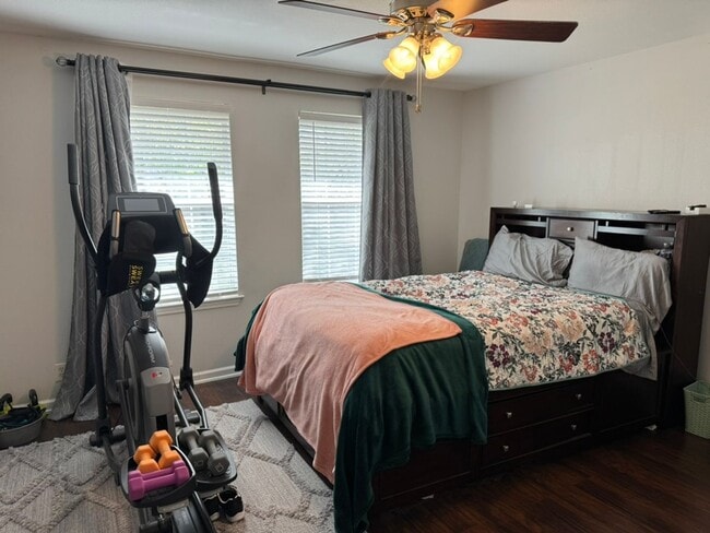 Building Photo - 3 Bed / 2 Bath – Updated Home with Fireplace & Large Backyard