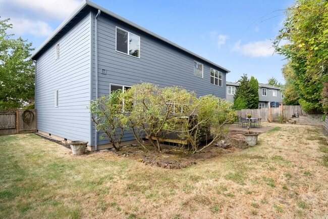 Building Photo - Beautifully Maintained 5 Bedroom Home In H...