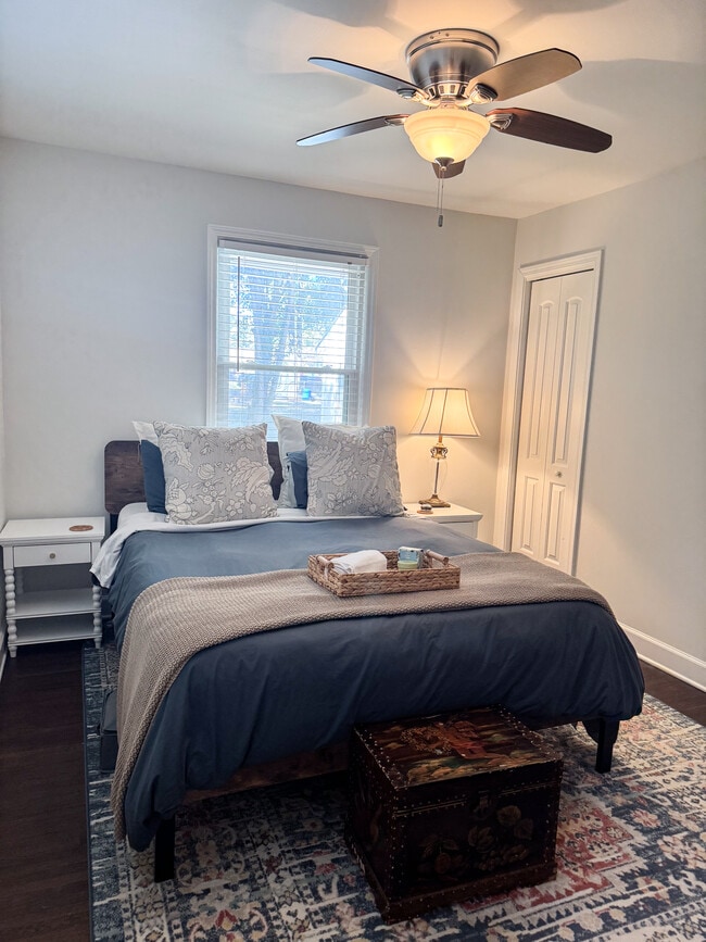 Building Photo - 5415 Larchmont Ave